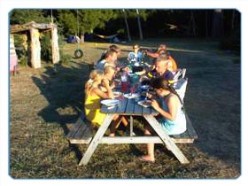 Repas du soir en famille dans le parc de la Villa Souvenir