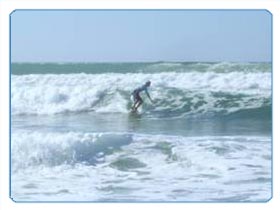 Séance de surf sur les vagues de l'Atlantique