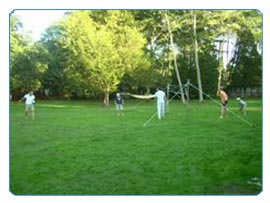 Volleyball dans le parc de la Villa Souvenir